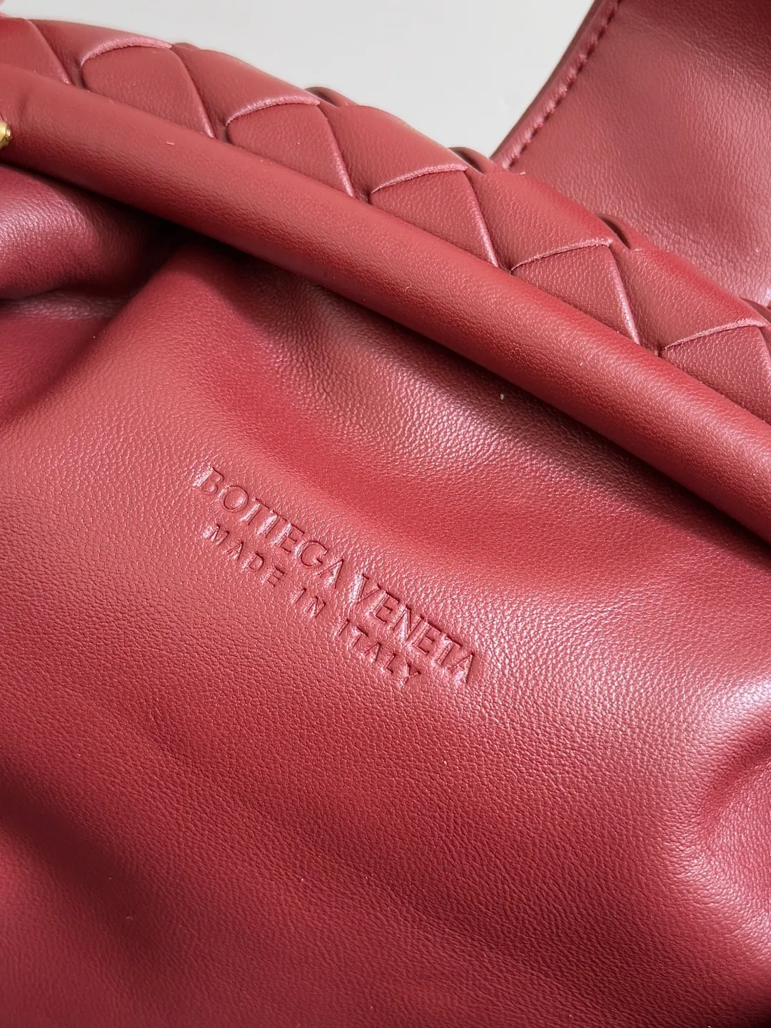 Batch 2260 BOTTEGA VENETA Lady's LAUREN CLUTCH Chain Clutch was inspired by 40 years ago. It is a perfect fusion of classic and modern bags. It is effortless and fashionable for any occasion and at any time. The newly added detachable metal chain allows people to have more ways to carry it. It is grand and elegant. Style No.: 785807 Size: 31.5*16.5*11cm